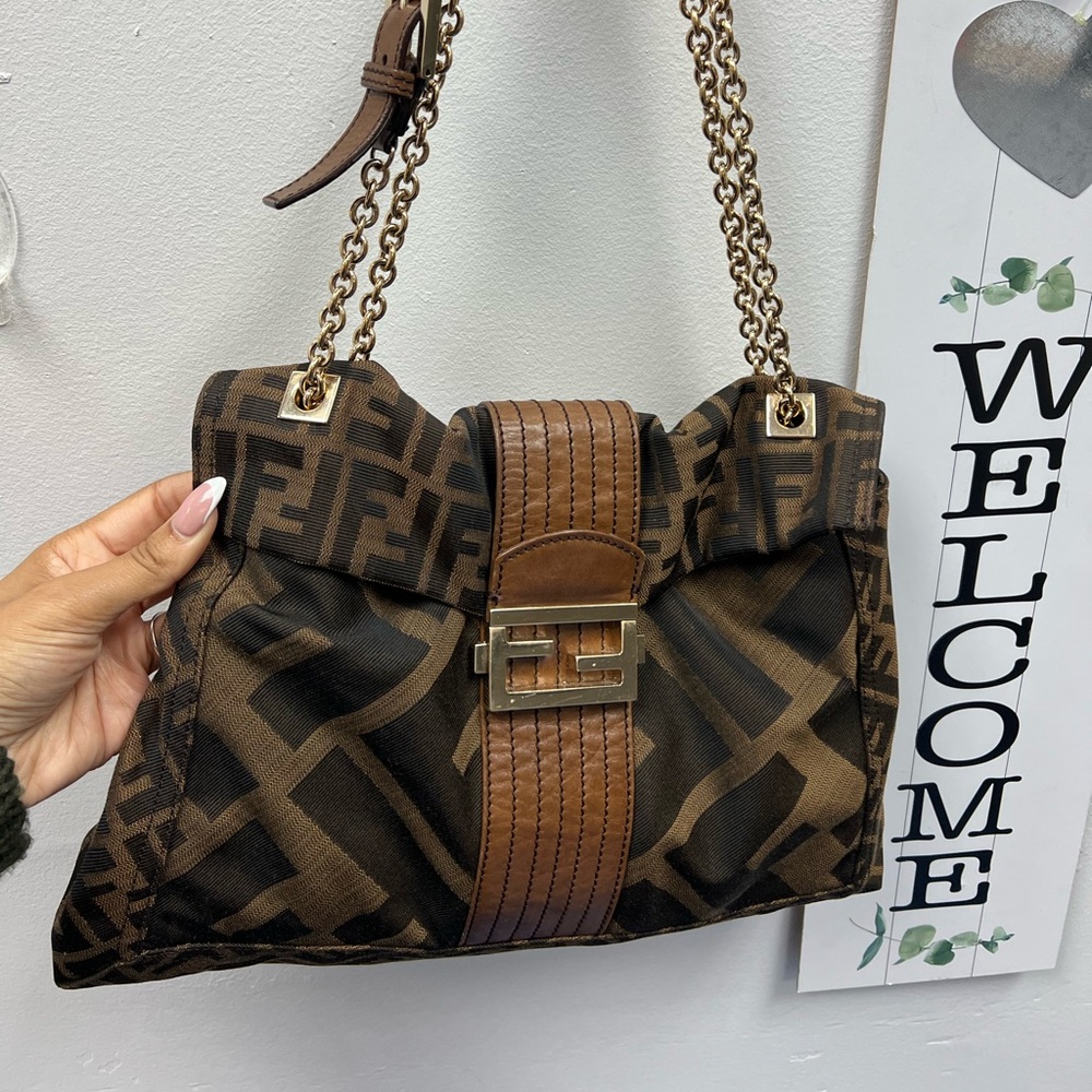 BEAUTIFUL VINTAGE FENDI LOGO SHOULDER BAG